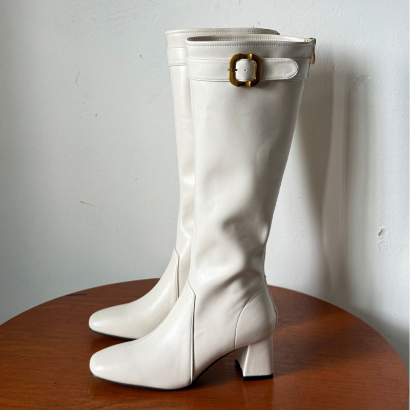 Lovas csizmák magas szárú, kerek orrú, hátul cipzár, széles sarok 6–8 cm, mikroszálas felsőrész