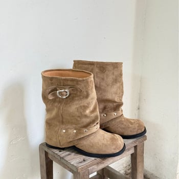 Retro bokacsizmák középtalpas, 3–5 cm vastag sarkú, kerek orr, felső anyag: szuper fiber, belső: mikroszál, talp: gumi, talpbetét PU