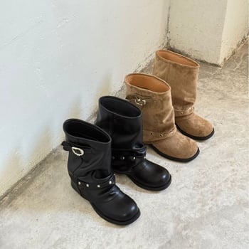 Retro bokacsizmák középtalpas, 3–5 cm vastag sarkú, kerek orr, felső anyag: szuper fiber, belső: mikroszál, talp: gumi, talpbetét PU