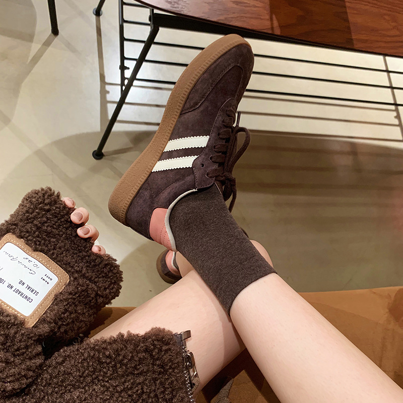 Platformos sportcipők elasztikus pántos zárással, kerek orr, gumitalp, alacsony sarok 1–3 cm