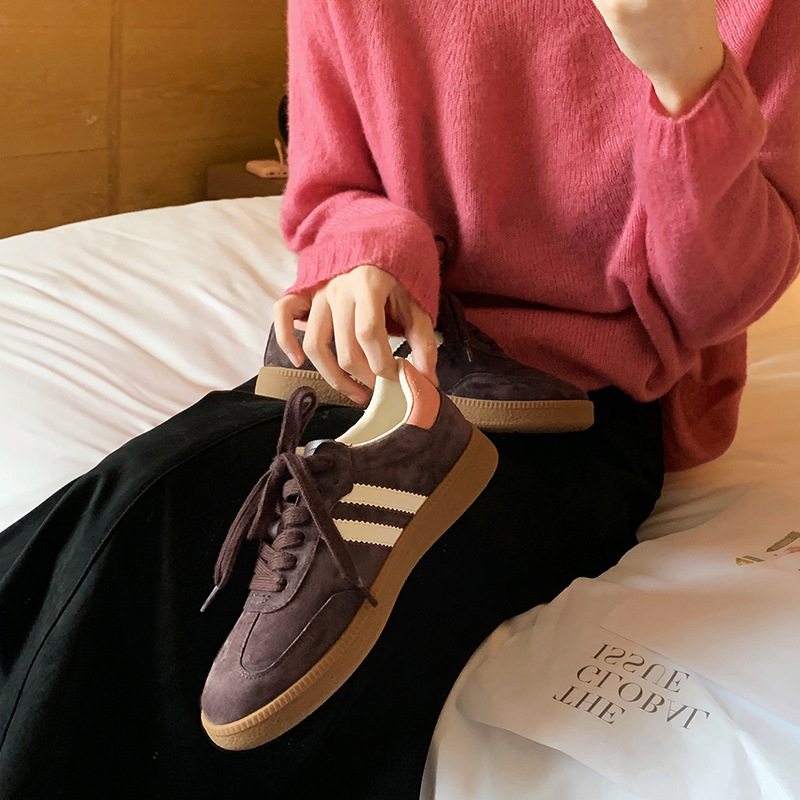 Platformos sportcipők elasztikus pántos zárással, kerek orr, gumitalp, alacsony sarok 1–3 cm