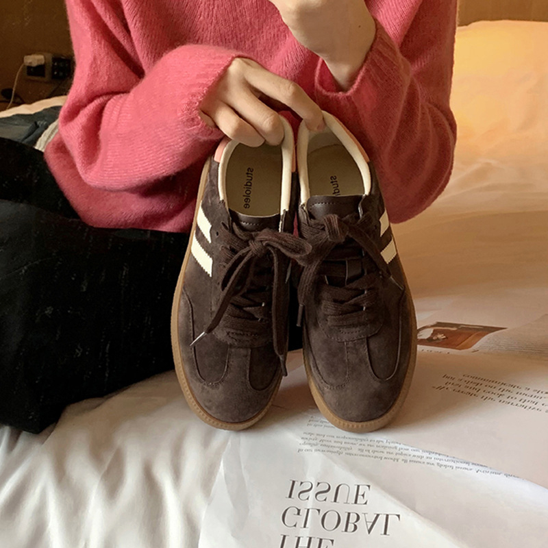 Platformos sportcipők elasztikus pántos zárással, kerek orr, gumitalp, alacsony sarok 1–3 cm