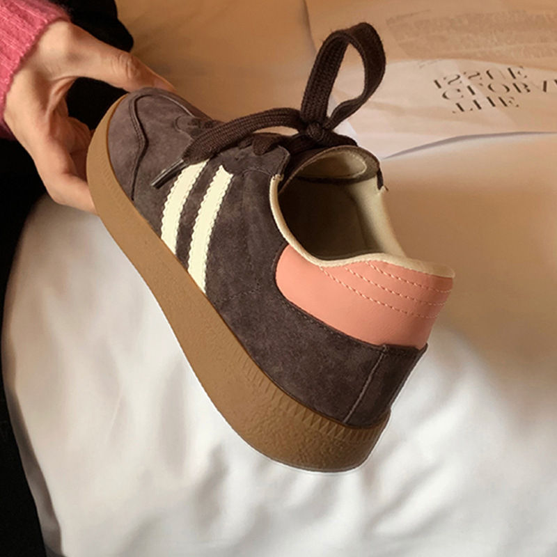 Platformos sportcipők elasztikus pántos zárással, kerek orr, gumitalp, alacsony sarok 1–3 cm