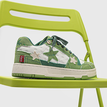 Gördeszka cipő hímzéssel, csíkos mintával, felső rész: műbőr, külső talp EVA, középtalp gumi