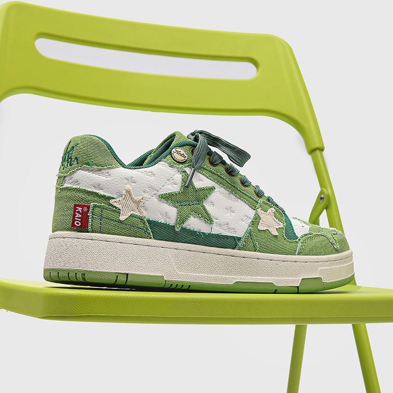 Gördeszka cipő hímzéssel, csíkos mintával, felső rész: műbőr, külső talp EVA, középtalp gumi