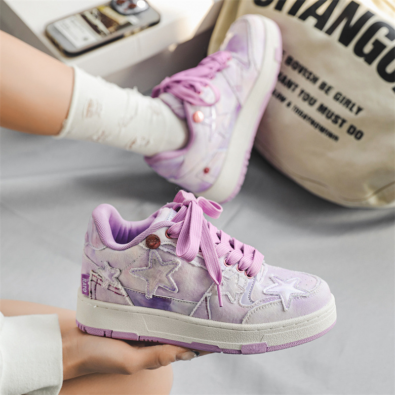 Gördeszka cipő hímzéssel, csíkos mintával, felső rész: műbőr, külső talp EVA, középtalp gumi