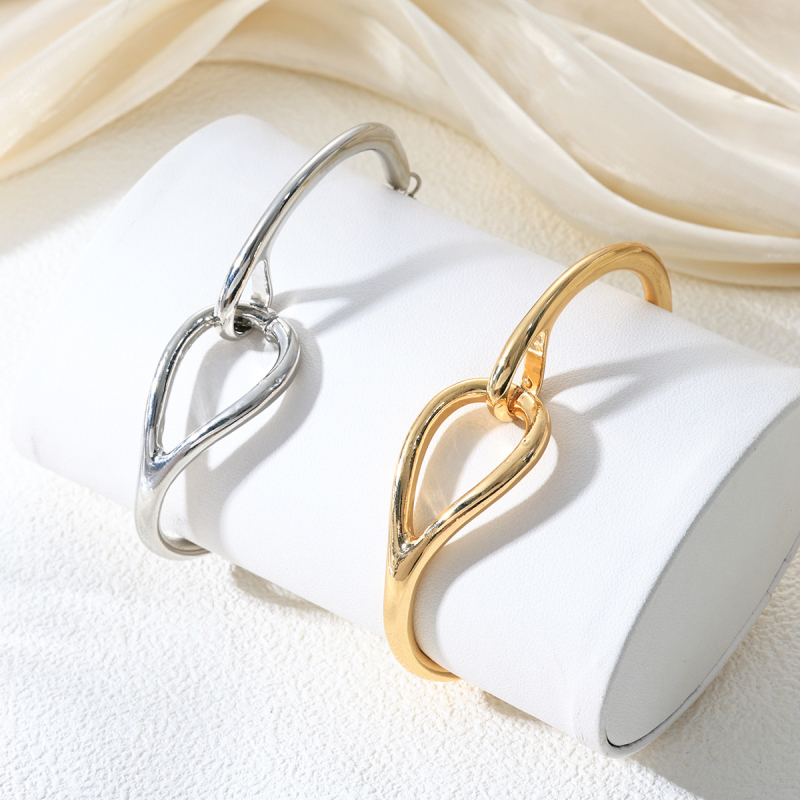 Гривна | Цинкова сплав, електропокритие; Форми: диамант, капка, геометрична; Стил: УНИСЕКС, Ин стил; Премиера: Зима 2025