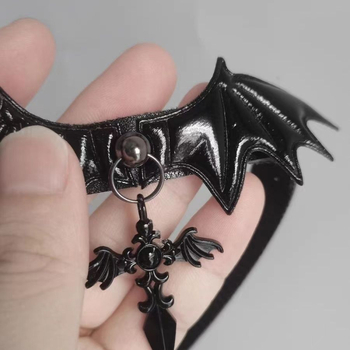 Halloween ogrlica s krilima malog đavla, križ, Y2K stil; materijal: cinkova legura; lanac u obliku vala; privjesak od legure; originalni dizajn