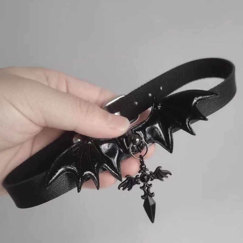 Halloween ogrlica s krilima malog đavla, križ, Y2K stil; materijal: cinkova legura; lanac u obliku vala; privjesak od legure; originalni dizajn