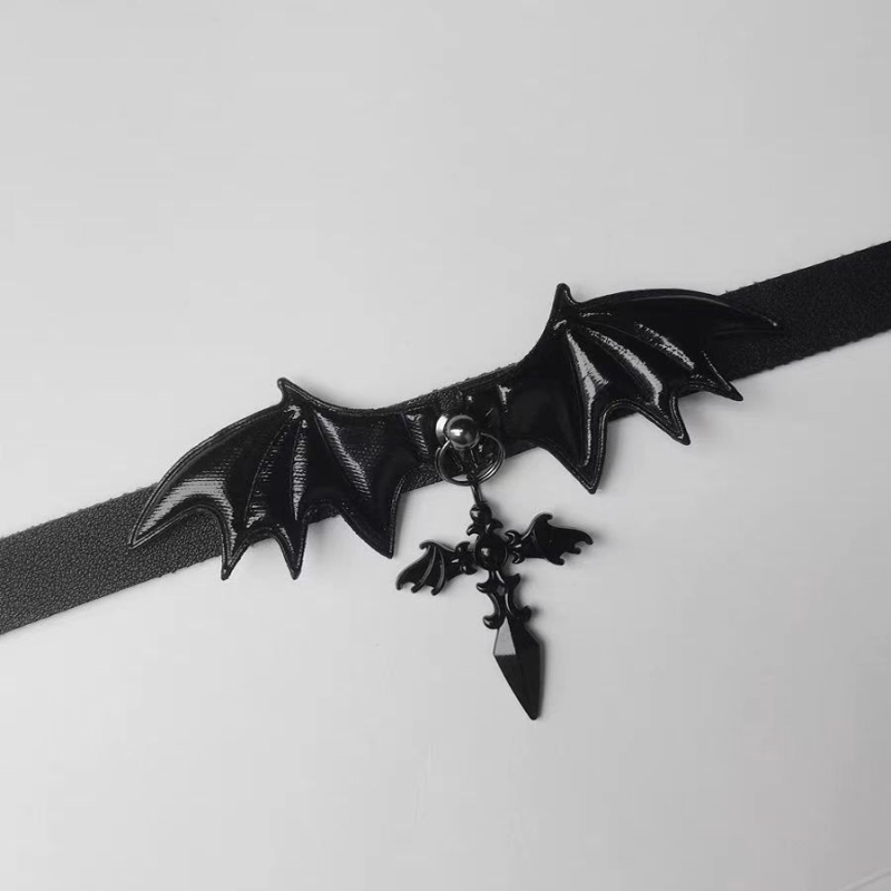 Halloween ogrlica s krilima malog đavla, križ, Y2K stil; materijal: cinkova legura; lanac u obliku vala; privjesak od legure; originalni dizajn
