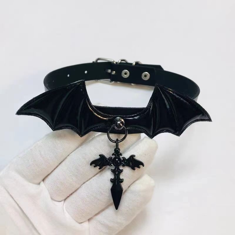 Halloween ogrlica s krilima malog đavla, križ, Y2K stil; materijal: cinkova legura; lanac u obliku vala; privjesak od legure; originalni dizajn