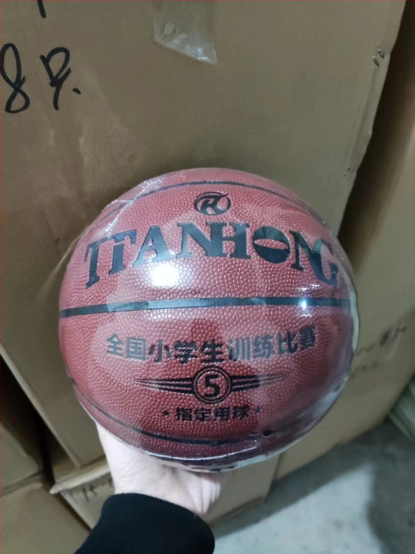 Basketbal — TPU materiál, značka Saint, tlačené logo, prispôsobiteľná úprava, licencovaná súkromná značka