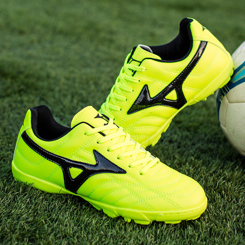 Fudbalske cipele s prednjim vezivanjem; protuklizna gumena podloga; gornji dio od sintetičke kože; tehnologija prozračnosti; pogodne za prirodnu travu i umjetnu travu