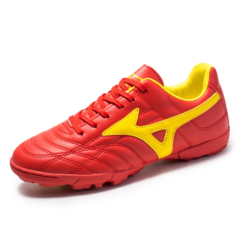 Fudbalske cipele s prednjim vezivanjem; protuklizna gumena podloga; gornji dio od sintetičke kože; tehnologija prozračnosti; pogodne za prirodnu travu i umjetnu travu