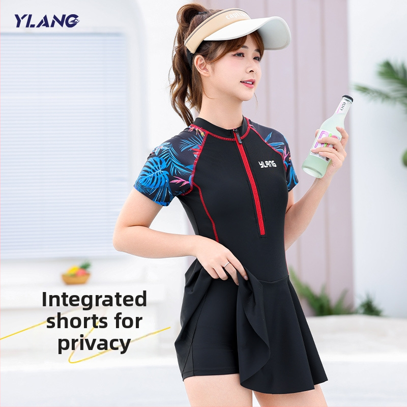 Dámske jednodielne plavky, krátke rukávy, s výplňkou na hrudník, jednofarebný vzor, polyester