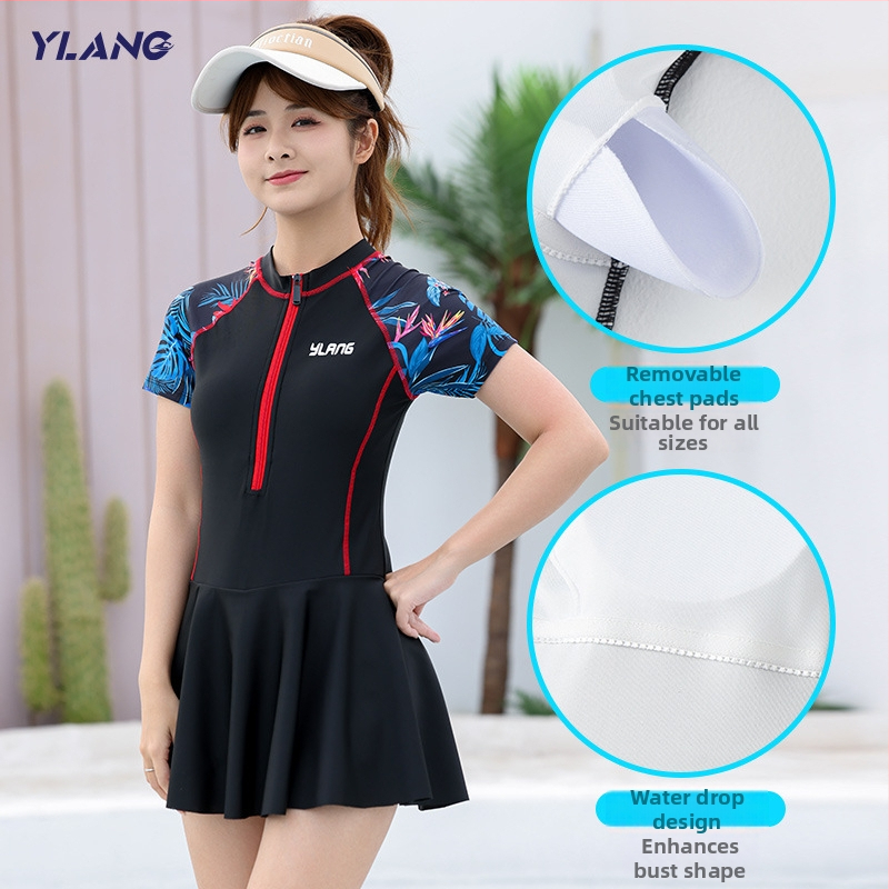 Dámske jednodielne plavky, krátke rukávy, s výplňkou na hrudník, jednofarebný vzor, polyester