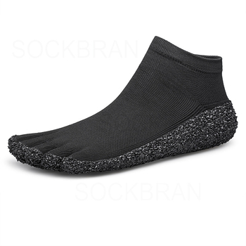 Αθλητικά παπούτσια εσωτερικής γυμναστικής – συνθετικό δέρμα στην επάνω επιφάνεια, καουτσούκ σόλα, διαπνέουσα εσωτερική μεμβράνη από δίχτυ, επίπεδη φτέρνα