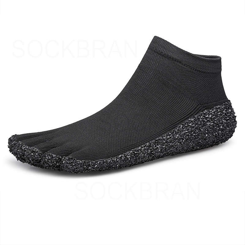 Αθλητικά παπούτσια εσωτερικής γυμναστικής – συνθετικό δέρμα στην επάνω επιφάνεια, καουτσούκ σόλα, διαπνέουσα εσωτερική μεμβράνη από δίχτυ, επίπεδη φτέρνα