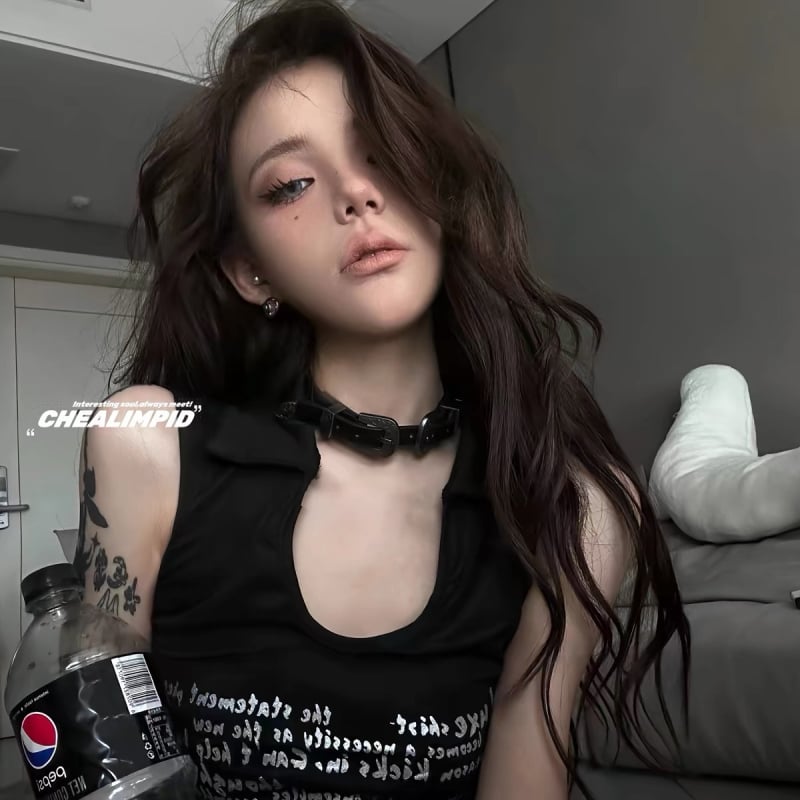 Kožna choker ogrlica s privjeskom od legure, bočni lanac, personalizirani trend stil