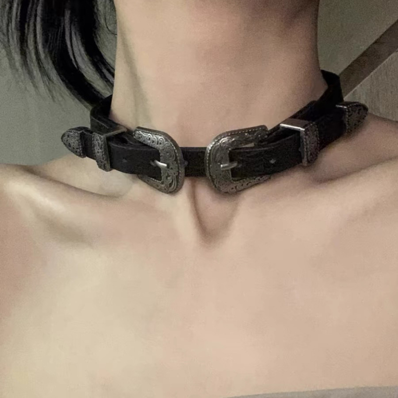 Kožna choker ogrlica s privjeskom od legure, bočni lanac, personalizirani trend stil