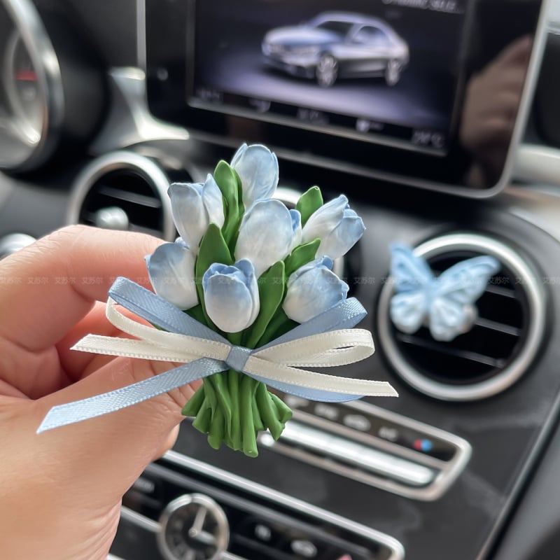 Piatră difuzor auto cu design floral, aromă musk și ylang-ylang, conținut net 5–10 ml, fixare prin clips la ieșirea de aer, timp de evaporare 1–15 zile