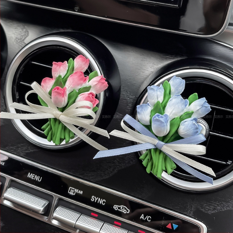 Auto difúzor kameň s kvetinovým dizajnom; vôňa musk a ylang-ylang; čistý obsah 5–10 ml; upevnenie na výduch vzduchu; doba vyparovania 1–15 dní