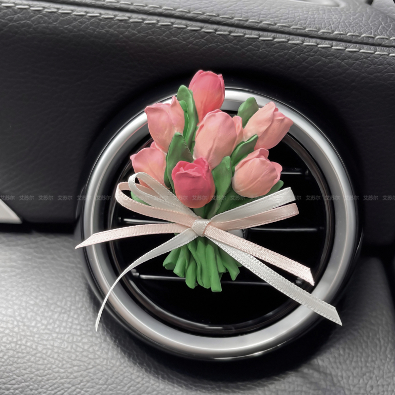 Piatră difuzor auto cu design floral, aromă musk și ylang-ylang, conținut net 5–10 ml, fixare prin clips la ieșirea de aer, timp de evaporare 1–15 zile