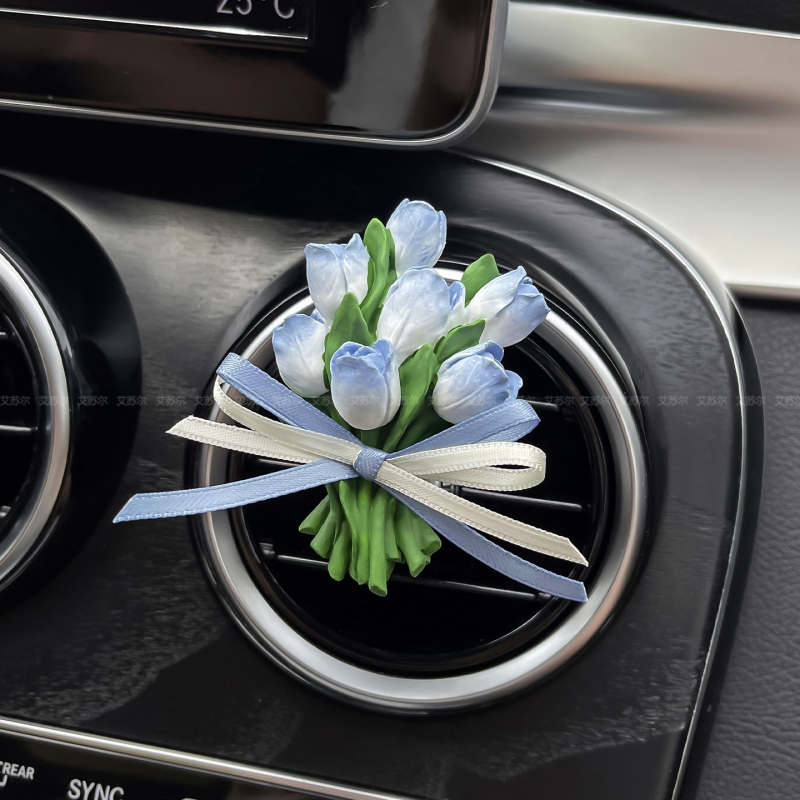 Piatră difuzor auto cu design floral, aromă musk și ylang-ylang, conținut net 5–10 ml, fixare prin clips la ieșirea de aer, timp de evaporare 1–15 zile