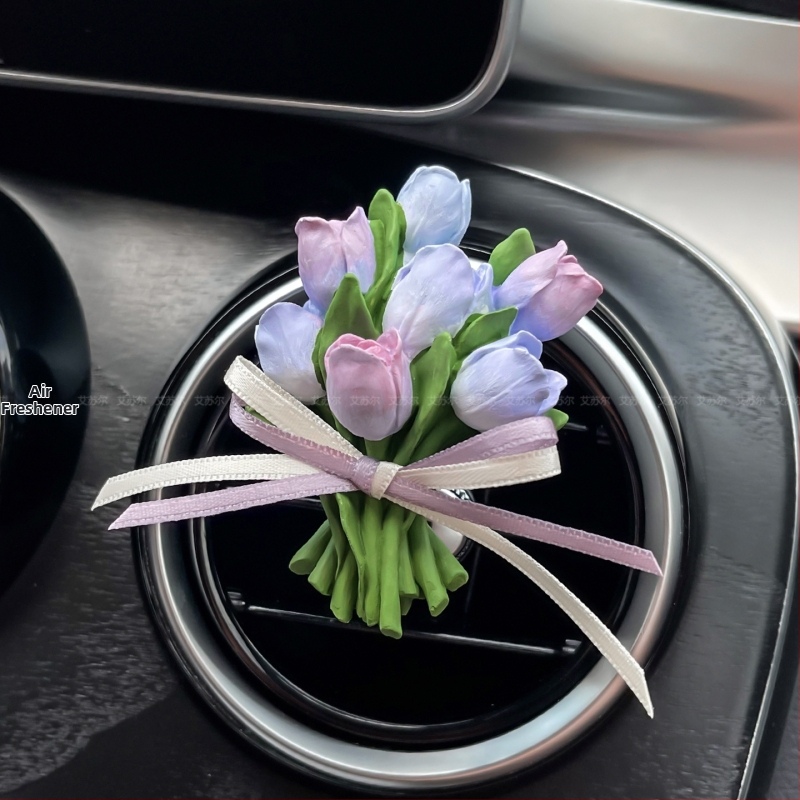 Auto difúzor kameň s kvetinovým dizajnom; vôňa musk a ylang-ylang; čistý obsah 5–10 ml; upevnenie na výduch vzduchu; doba vyparovania 1–15 dní