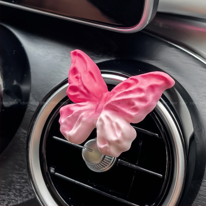 Auto difúzor kameň s kvetinovým dizajnom; vôňa musk a ylang-ylang; čistý obsah 5–10 ml; upevnenie na výduch vzduchu; doba vyparovania 1–15 dní