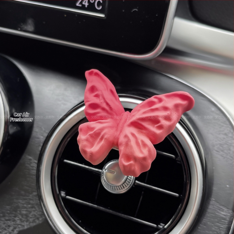 Auto difúzor kameň s kvetinovým dizajnom; vôňa musk a ylang-ylang; čistý obsah 5–10 ml; upevnenie na výduch vzduchu; doba vyparovania 1–15 dní