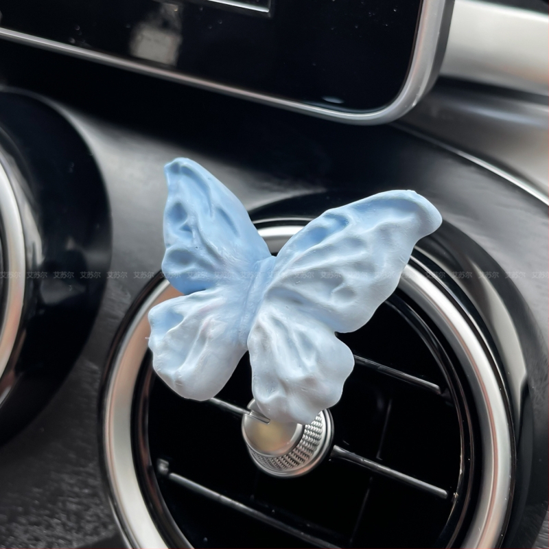 Auto difúzor kameň s kvetinovým dizajnom; vôňa musk a ylang-ylang; čistý obsah 5–10 ml; upevnenie na výduch vzduchu; doba vyparovania 1–15 dní