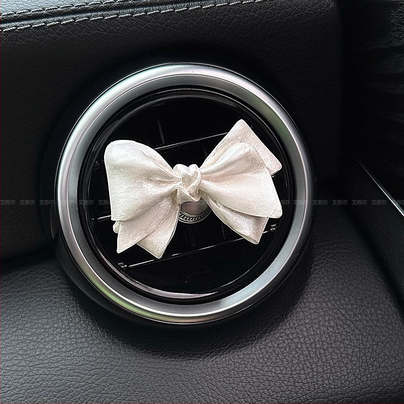 Auto difúzor kameň s kvetinovým dizajnom; vôňa musk a ylang-ylang; čistý obsah 5–10 ml; upevnenie na výduch vzduchu; doba vyparovania 1–15 dní