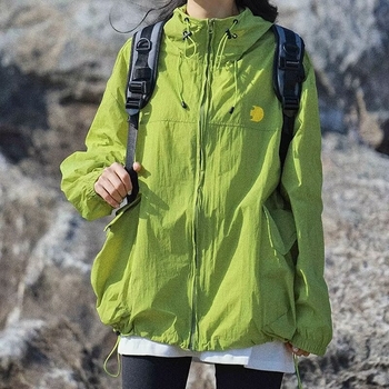 Παλτό με UV προστασία, ελαφρύ και διαπνέον πολυεστέρας (90% του κύριου υλικού), σταθερή κουκούλα, μπροστινό φερμουάρ, τσέπες στις πλευρές, φαρδιά γραμμή, για εφήβους