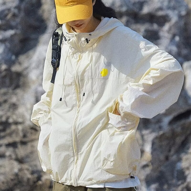 Παλτό με UV προστασία, ελαφρύ και διαπνέον πολυεστέρας (90% του κύριου υλικού), σταθερή κουκούλα, μπροστινό φερμουάρ, τσέπες στις πλευρές, φαρδιά γραμμή, για εφήβους