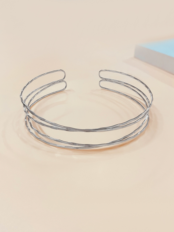 Vasból készült, többszörös üreges keresztnyaklánc, állítható nyitással és gravírozott vonalakkal – geometrikus stílus, uniszex