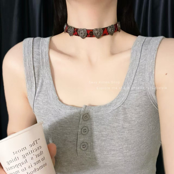 Kožni choker ogrlica s metalnim privjeskom, srcoliki dizajn, nišni stil, osobni trend, proljeće 2025 izdanje.