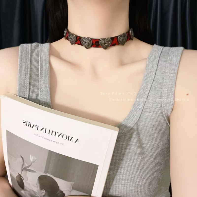 Kožni choker ogrlica s metalnim privjeskom, srcoliki dizajn, nišni stil, osobni trend, proljeće 2025 izdanje.