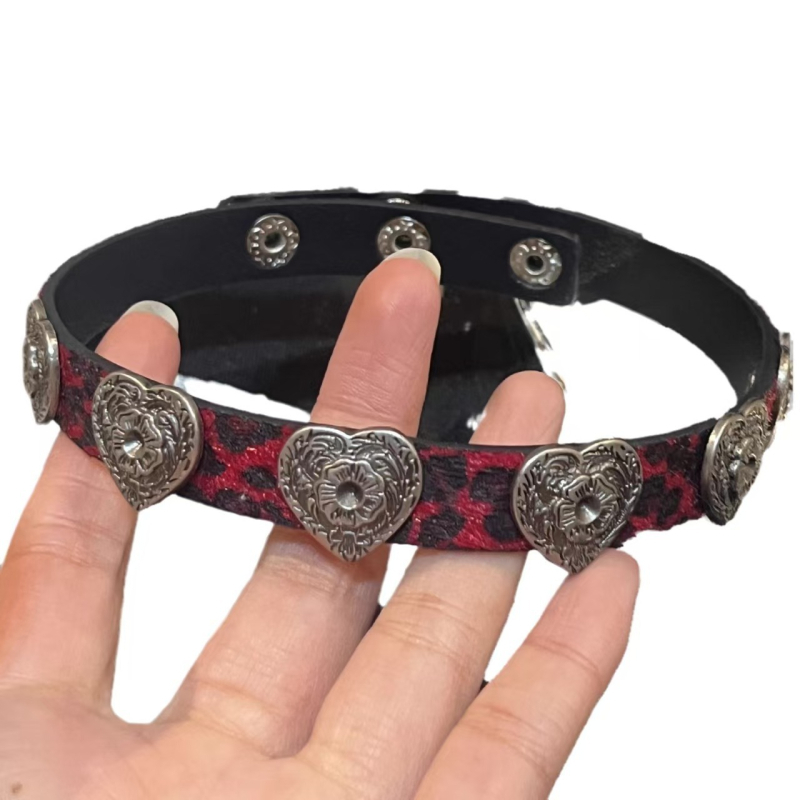 Kožni choker ogrlica s metalnim privjeskom, srcoliki dizajn, nišni stil, osobni trend, proljeće 2025 izdanje.