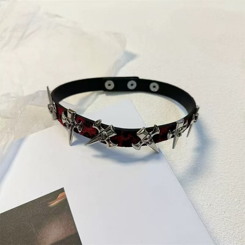 Kožni choker ogrlica s metalnim privjeskom, srcoliki dizajn, nišni stil, osobni trend, proljeće 2025 izdanje.