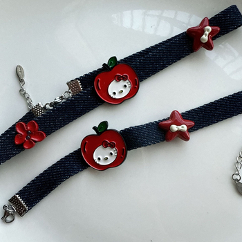 Set ogrlice i narukvice s motivom jabuka‑mačka, denim i kožni detalji, za žene