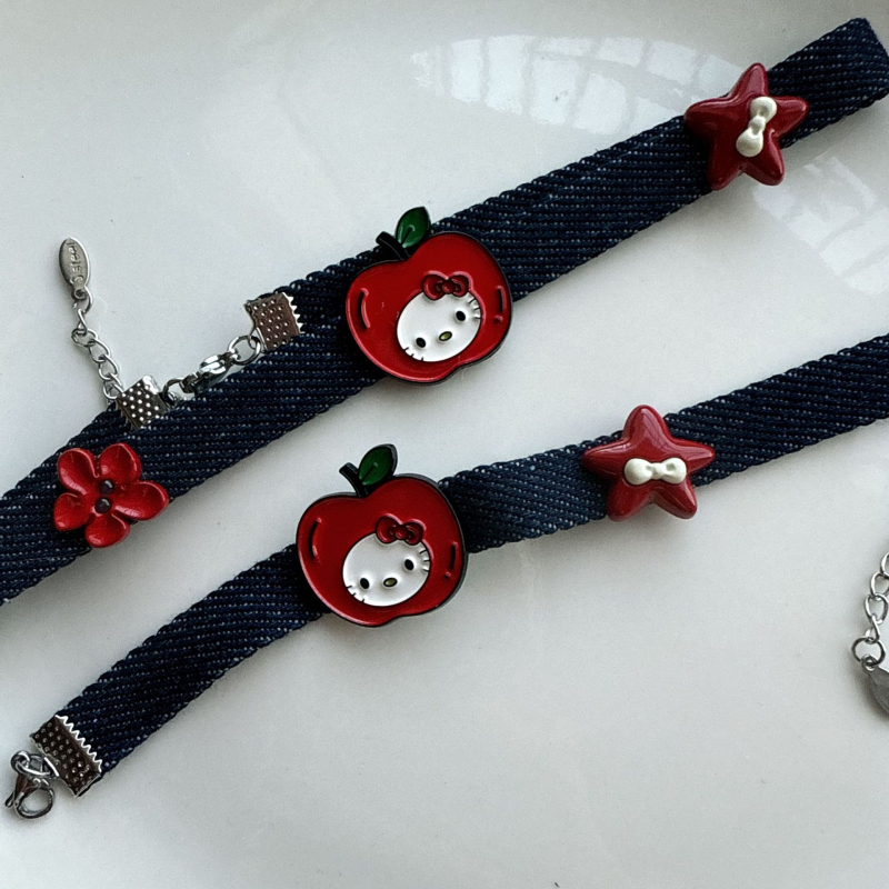 Set ogrlice i narukvice s motivom jabuka‑mačka, denim i kožni detalji, za žene