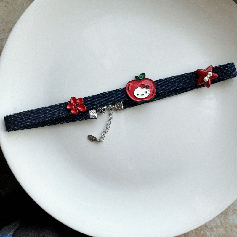 Set ogrlice i narukvice s motivom jabuka‑mačka, denim i kožni detalji, za žene