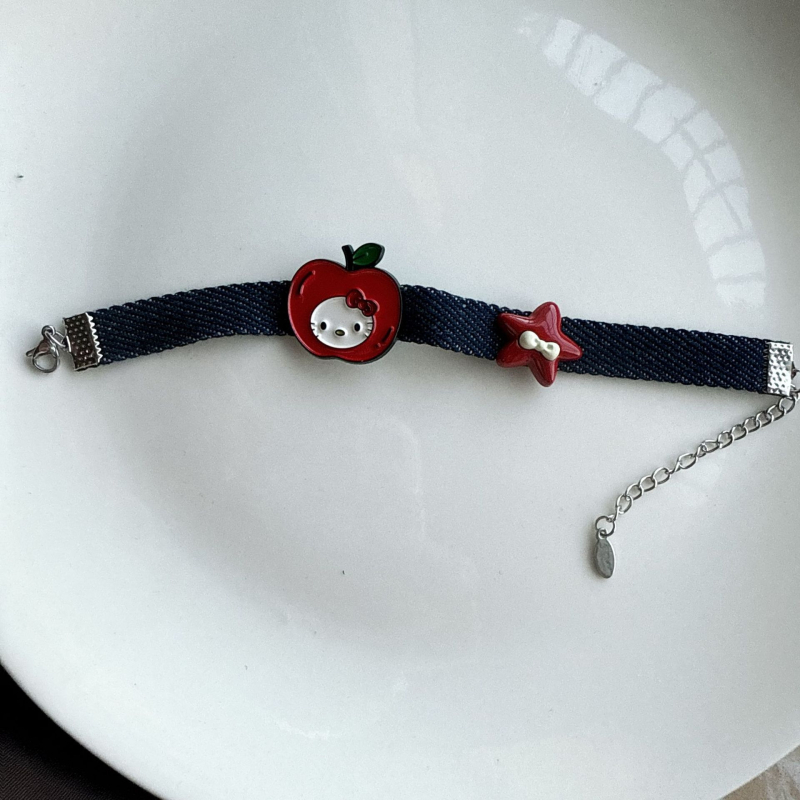 Set ogrlice i narukvice s motivom jabuka‑mačka, denim i kožni detalji, za žene