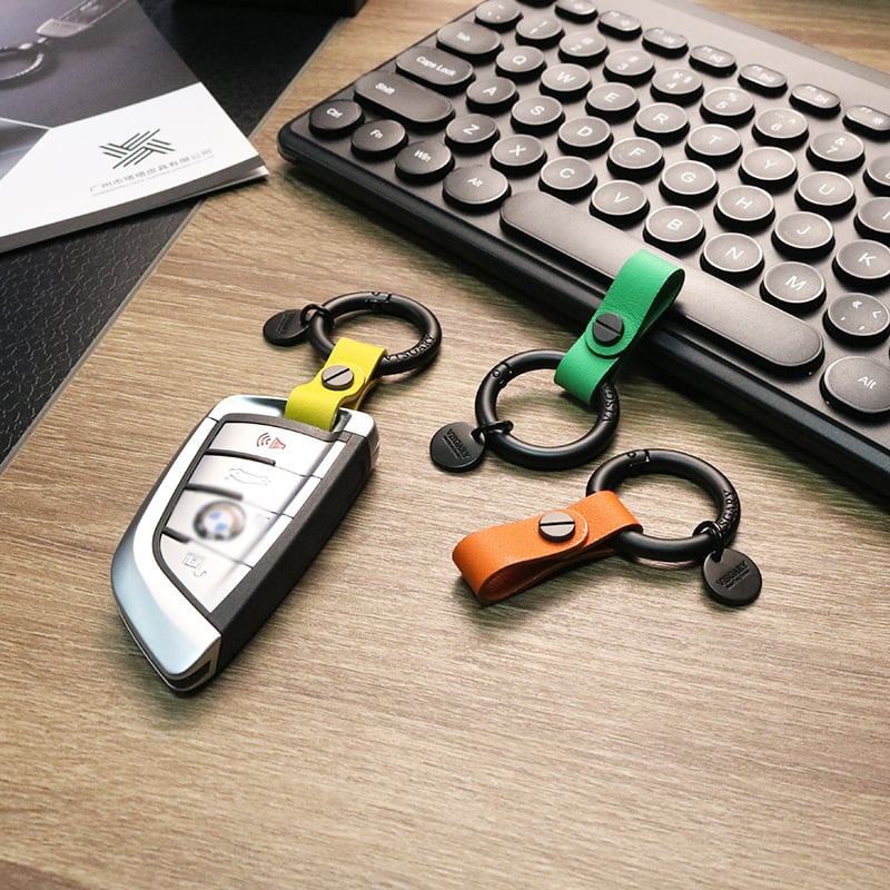VISGARY Breloc de chei din piele naturală cu cataramă în formă de V, stil luxos