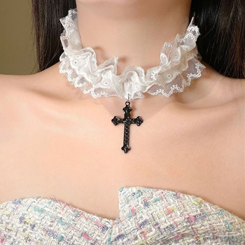 Choker s dvostrukom čipkom križem i lančićem ključne kosti, ručno izrađeno, mješani materijali
