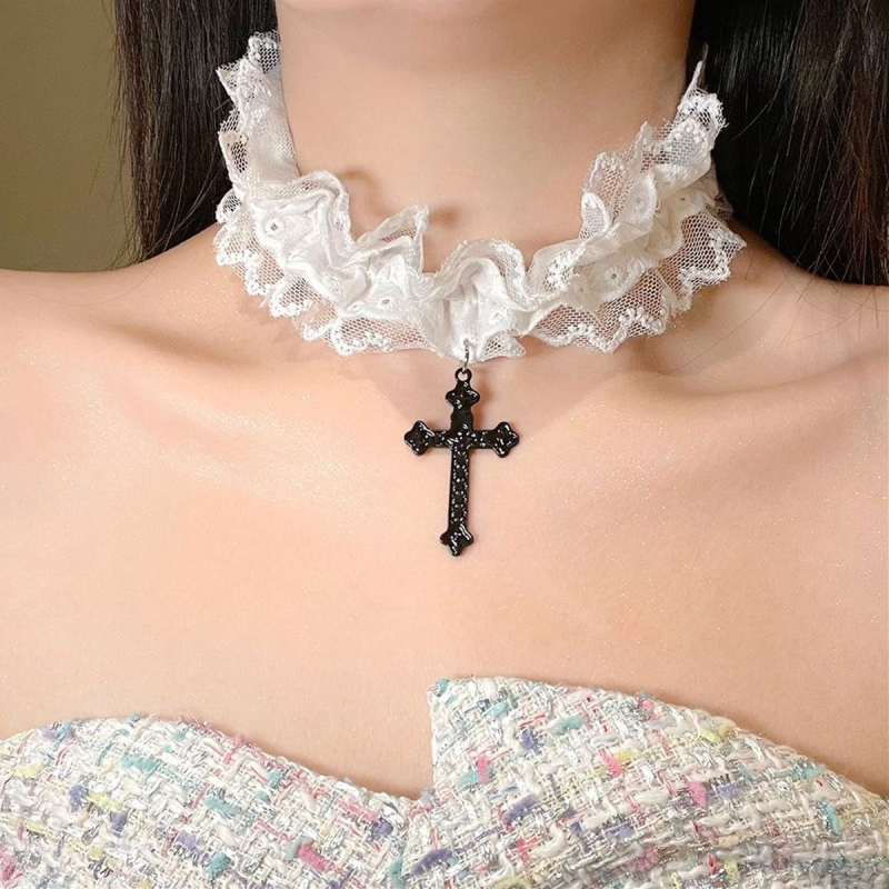 Choker s dvostrukom čipkom križem i lančićem ključne kosti, ručno izrađeno, mješani materijali