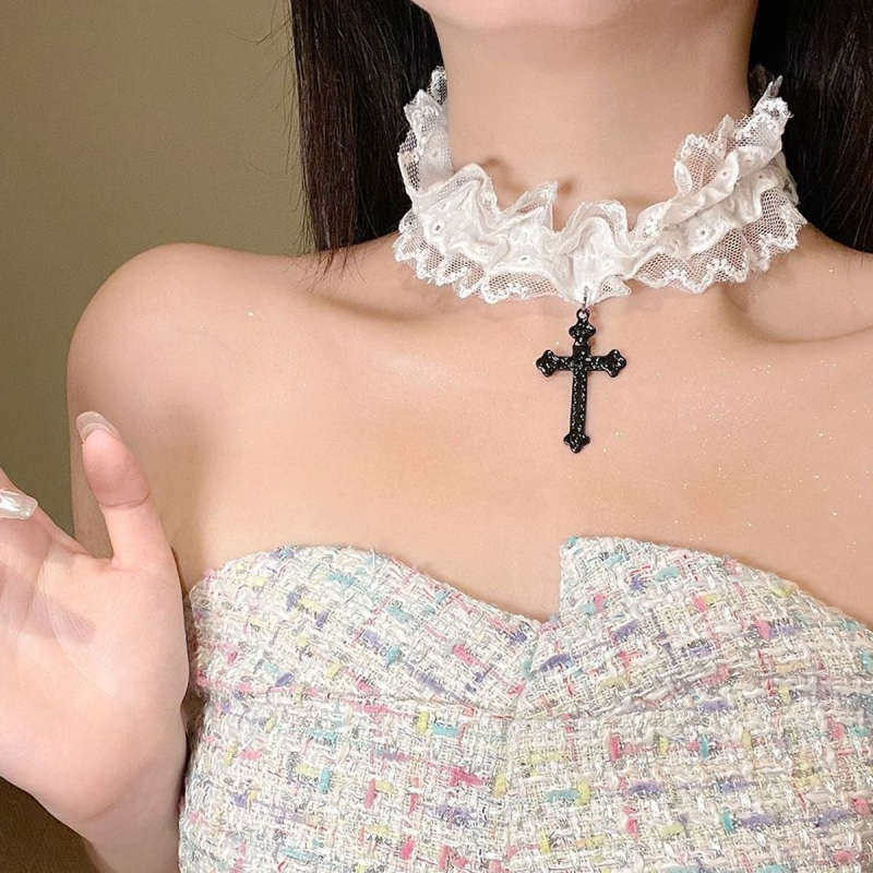 Choker s dvostrukom čipkom križem i lančićem ključne kosti, ručno izrađeno, mješani materijali
