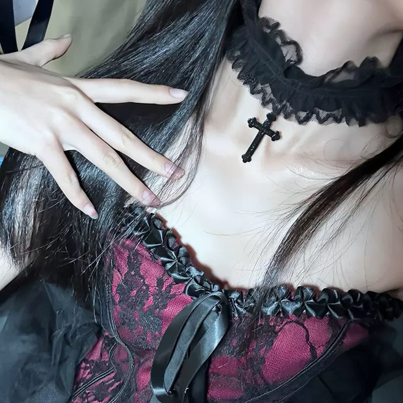 Choker s dvostrukom čipkom križem i lančićem ključne kosti, ručno izrađeno, mješani materijali