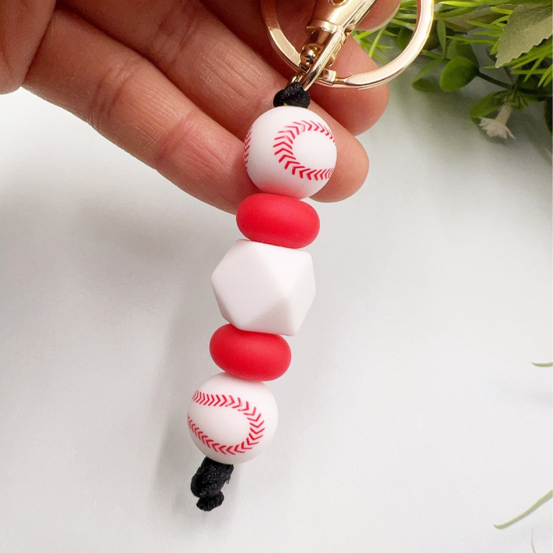 Sportos stílusú kulcstartó szilikon gyöngyökkel és hátizsák csatolható kivitel – modell K-1060